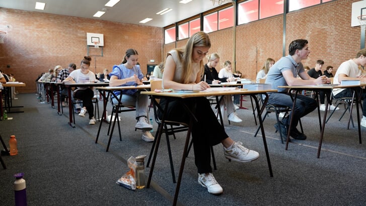 Leerlingen van het Pieter Groen tijdens de examensimulatie, een week voordat de eindexamens gaan beginnen. | Foto: Laurens Wolthaus