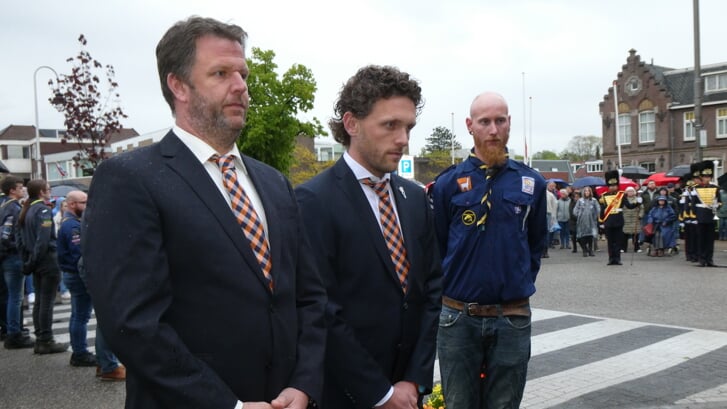 Loek van der Vlugt (links) en Johnny Spies (midden) leggen een krans namens de Oranjevereniging. | Foto: Ingrid Langeveld