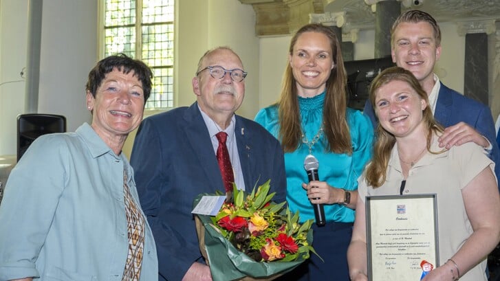 Arno Mentink ontving de zilveren speld van de gemeente. | Foto: Gemeente Leiderdorp