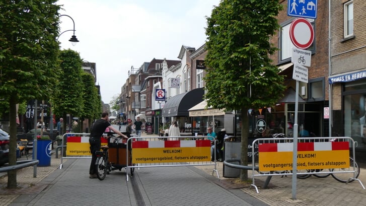 Fietsers moeten afstappen in de Oude Haven om het veilig te houden voor horeca en voetgangers. | Foto: I. Langeveld