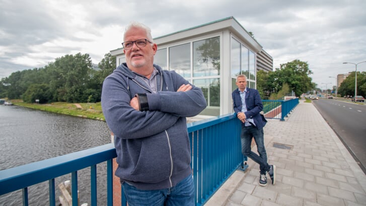 Hans Vink en Ton Frissen bij de opening van het vernieuwde huisje in 2021. | Foto: pr