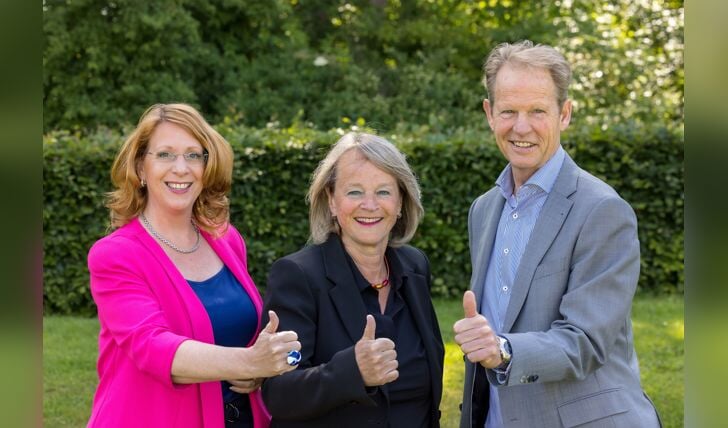 Burgemeesters Carla Breuer (Teylingen), Lies Spruit (Lisse) en Arie van Erk (Hillegom) steken de duim op. | Foto: pr