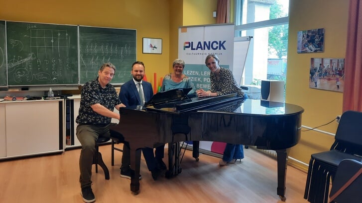 Jan Klerk (Bibliotheek), wethouder Sonny Spek, Josette Pasmans (K&O) en Rozemarijn Timmer (Muziekschool). 