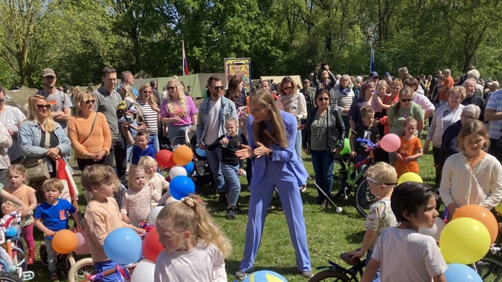 Burgemeester Tjarda Struik bewondert de versierde fietsen van de kinderen. | Foto: Nelleke Thissen
