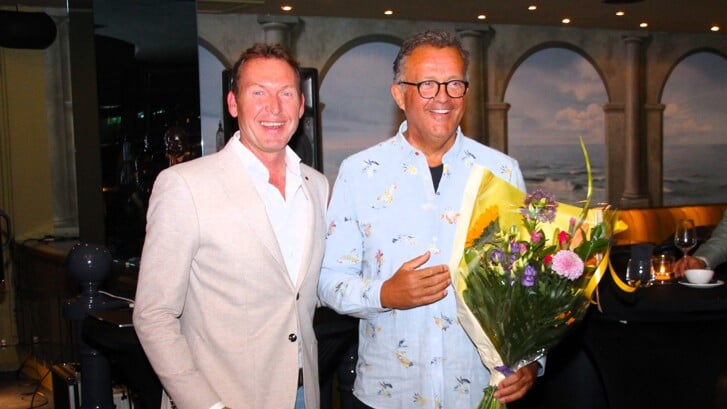 NOV-voorzitter Arjan van den Akker had lovende woorden en bloemen voor Formule1-kenner Jack Plooij. | Foto: Wim Siemerink