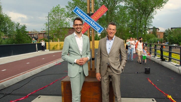 Wethouders Asley North (Leiden) en Kees Oudendijk (Oegstgeest) onthulden de nieuwe naam: Heemparkbrug.