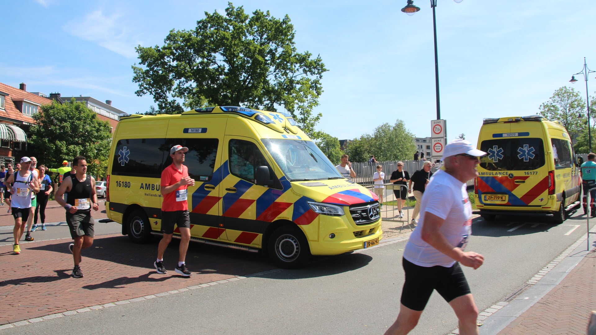 Ambulances op het parcours bij Molen de Valk in Leiden.