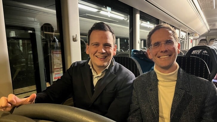 Wethouders Gerard Moster van Katwijk en Roberto ter Hark van Noordwijk in de nu nog rustige nachtbus. | Foto: JvdO
