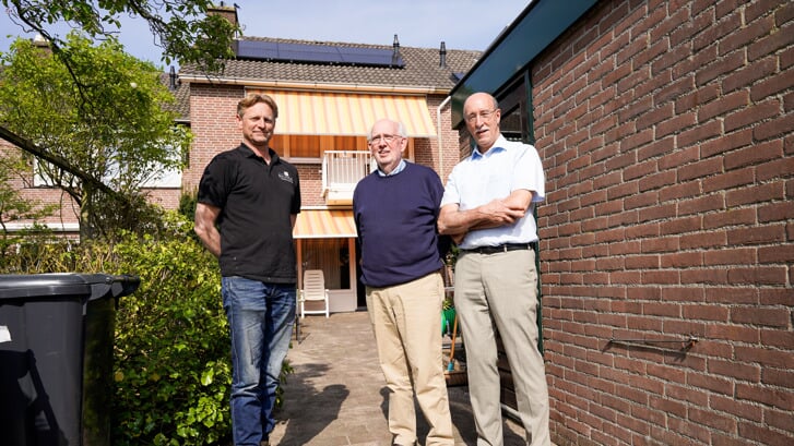 Maarten Prins, Jan van Klaveren en Jos van der Lubbe met op de achtergrond de panelen. | Foto: Marc Wonnink