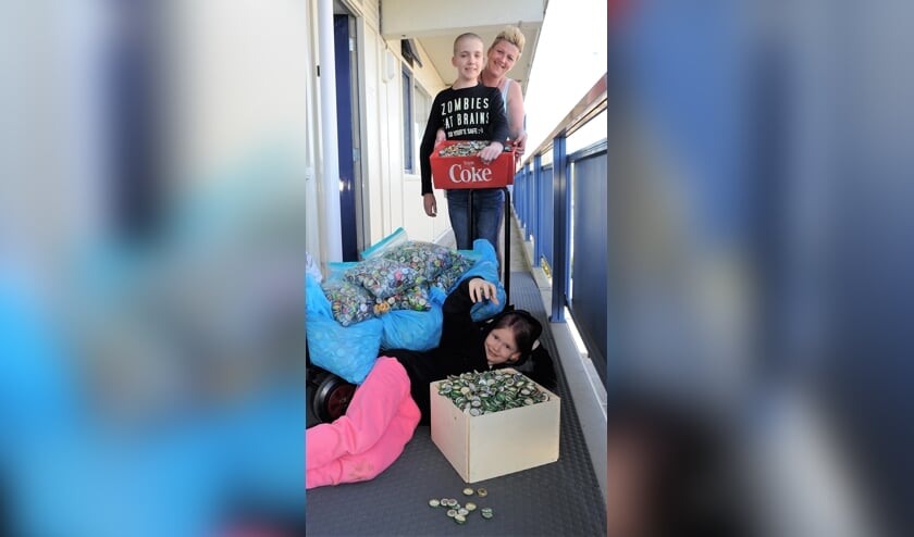 Jesse met zijn moeder en zusje en 30.000 kroonkurken.