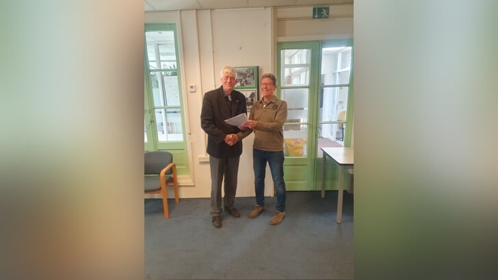 Piet Dijkzeul neemt het voorzitterschap van het CultuurHistorisch Genootschap Duin- en Bollenstreek over van waarnemend voorzitter Piet Goemans.
(Foto CHG Duin- en Bollenstreek).