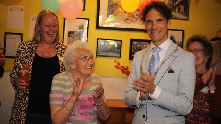 Burgemeester Roberto ter Hark samen met bezoekster Margreth Koomen. 