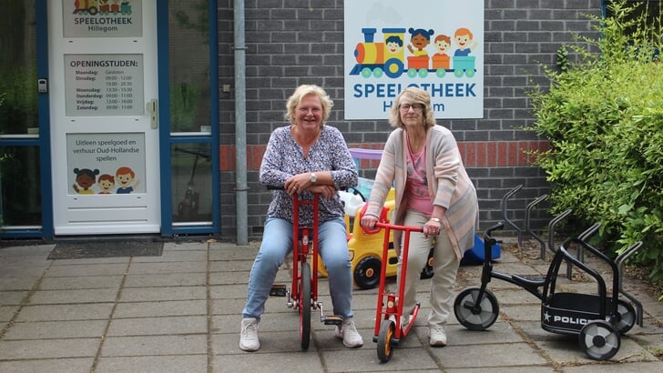 Janine Singels (links) en vrijwilliger Ida Bakker die  op vrijdagmiddag de speelotheek draaien.