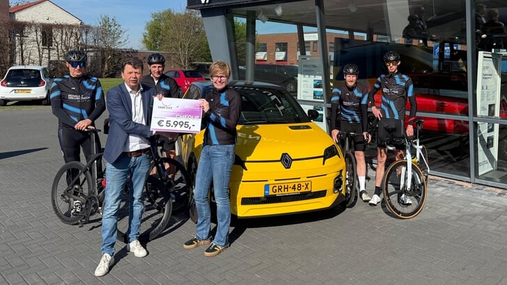 De overhandiging van een cheque voor Tour for Life.