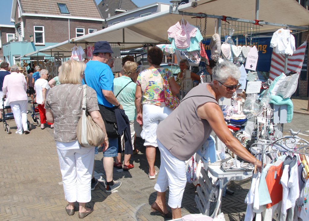 Vandaag is de nieuwe serie Toeristenmarkten in Winkelhart Zeezijde weer begonnen. | Foto: Piet van Kampen
