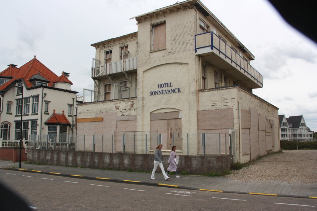 Het college gaat nu de plannen van Hotel Sonnevanck bespreken. Gloort er hoop? | Foto: Wim Siemerink