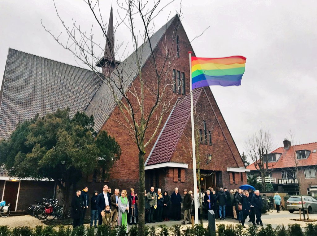 De regenboogvlag in top voor de Regenboogkerk. | Foto Anja Froeling