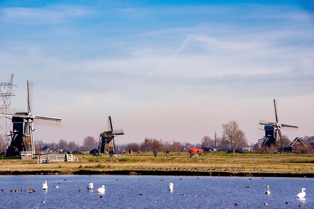 Wolken, water, molens en mensen op de fiets in de Munnikenpolder. Veel Hollandser wordt het niet. | Foto: J.P. Kranenburg