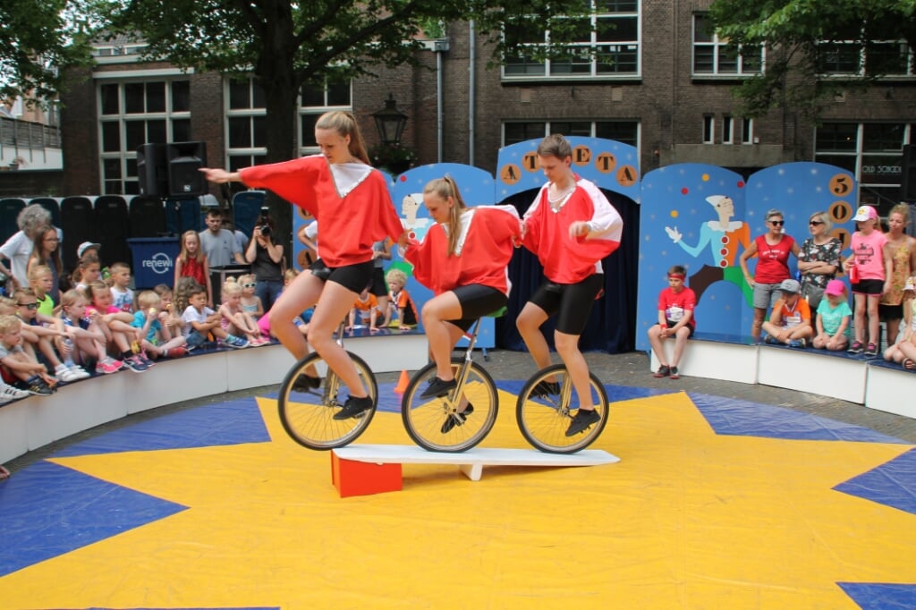 Kindercircus Atleta treedt op tijdens Koningsdag in Voorhout. | Foto: pr.