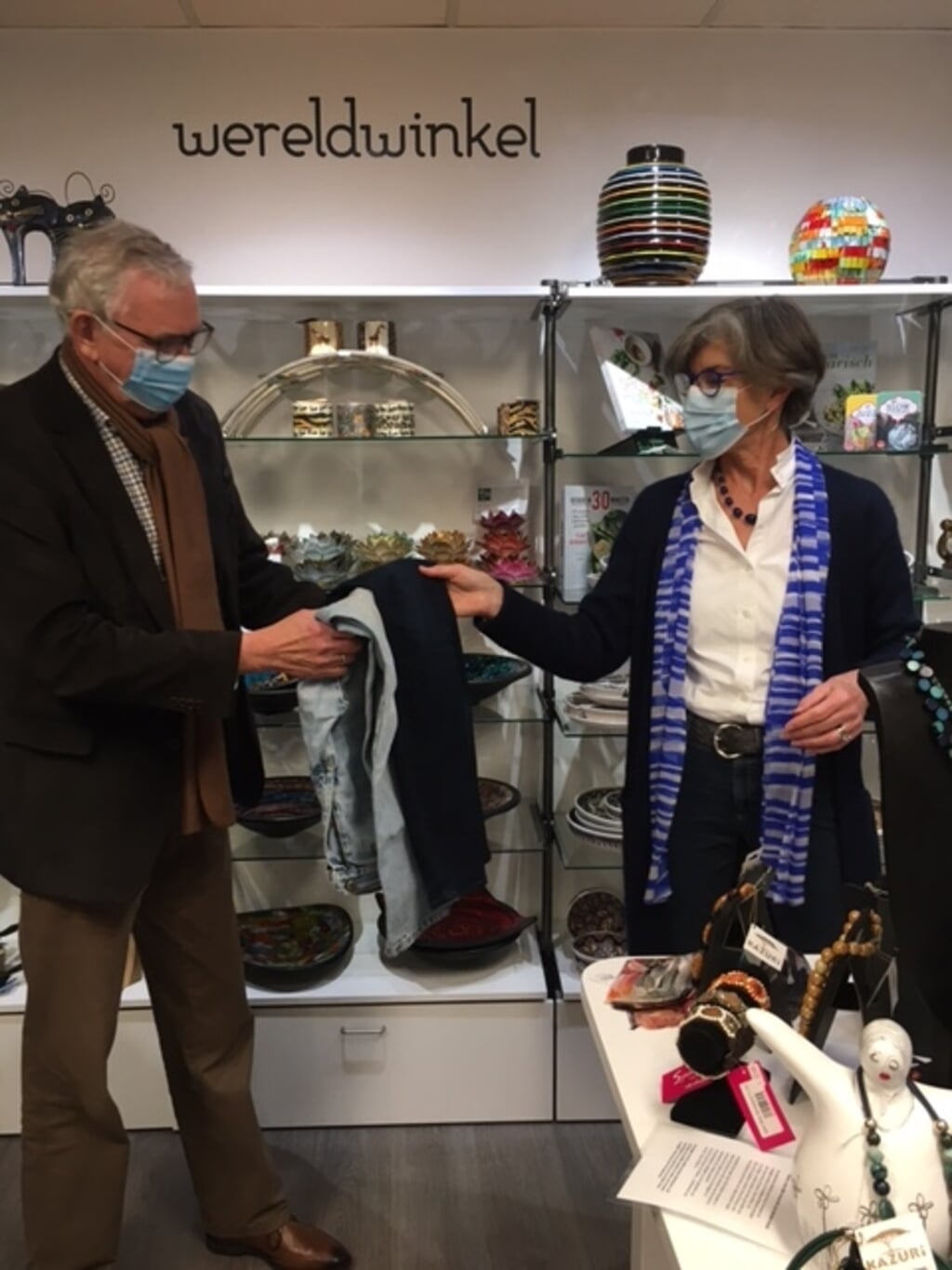 Samen leverden Heleen Hooij en Marlies Volten drie oude spijkerbroeken in bij Wereldwinkel Sassenheim. | Foto's: pr.