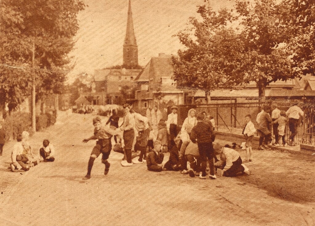 De Herenstraat met spelende kinderen omstreeks 1929.