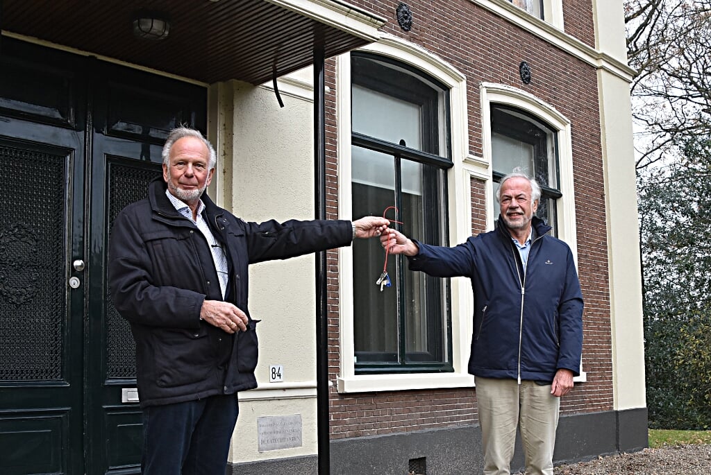John Verbeek (l) overhandigt de sleutel aan voorzitter Aad Boer. | Foto: Piet van Kampen