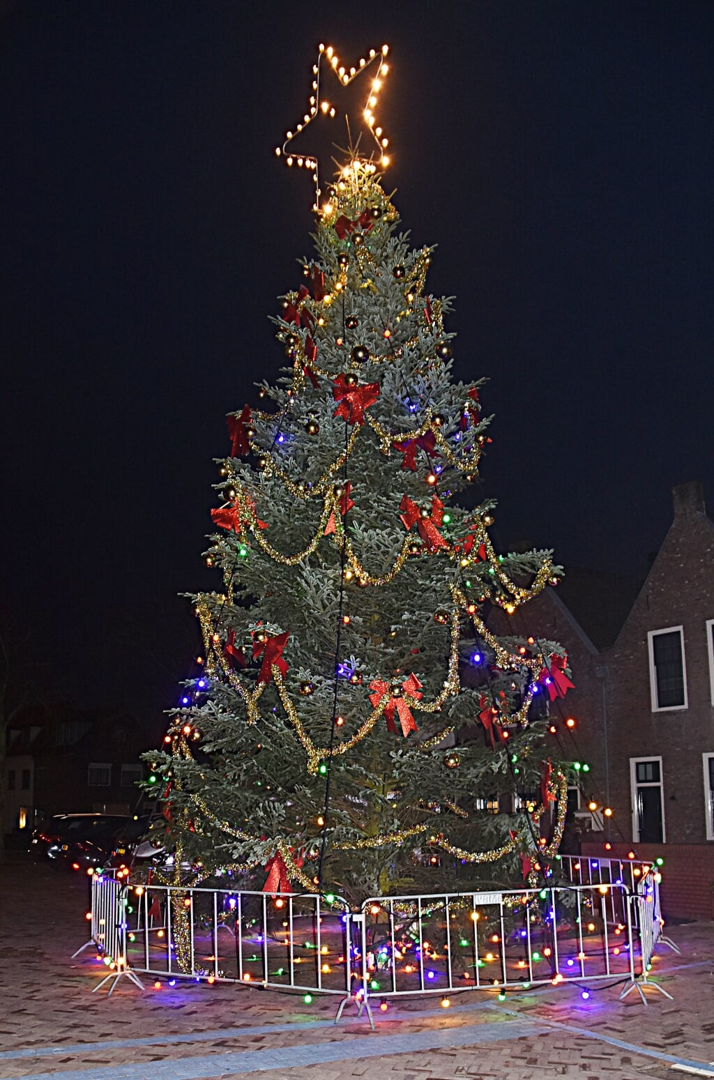 De reusachtige kerstboom op de Turfmarkt staat er weer. | Foto en tekst: Piet van Kampen
