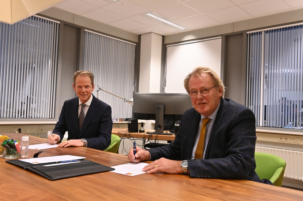 Bij de herbenoeming van burgemeester Van Erk was commissaris van de Koning Jaap Smit aanwezig. | Foto: pr