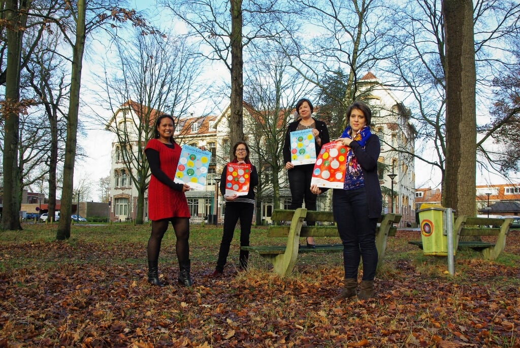 Adinda Heemskerk, Mirjana Pannekoek, Femke Vermeer en Sietske Steenbergen met de kalender. Doortje van Helden ontbreekt op de foto. | Foto W. Timmers