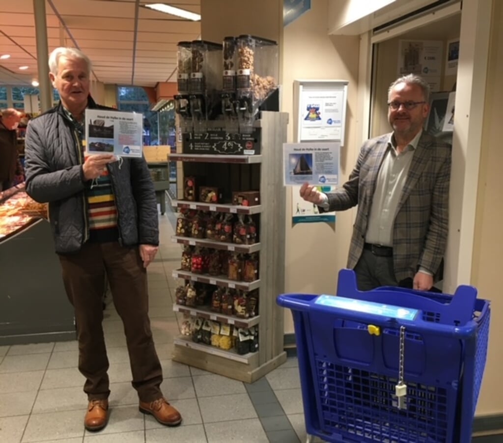 Tom van Oort (l), een van de schippers van de Hylke Tromp, samen met supermarkt manager Hans Oudshoorn. | Foto: pr.