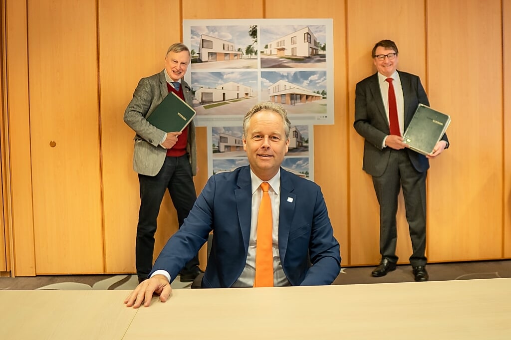 Wethouder Willem Joosten (zittend) heeft net de overeenkomst getekend met bestuurders Roeland van Velzen (rechts) en Jules de Vries van hospice  De Mare. 