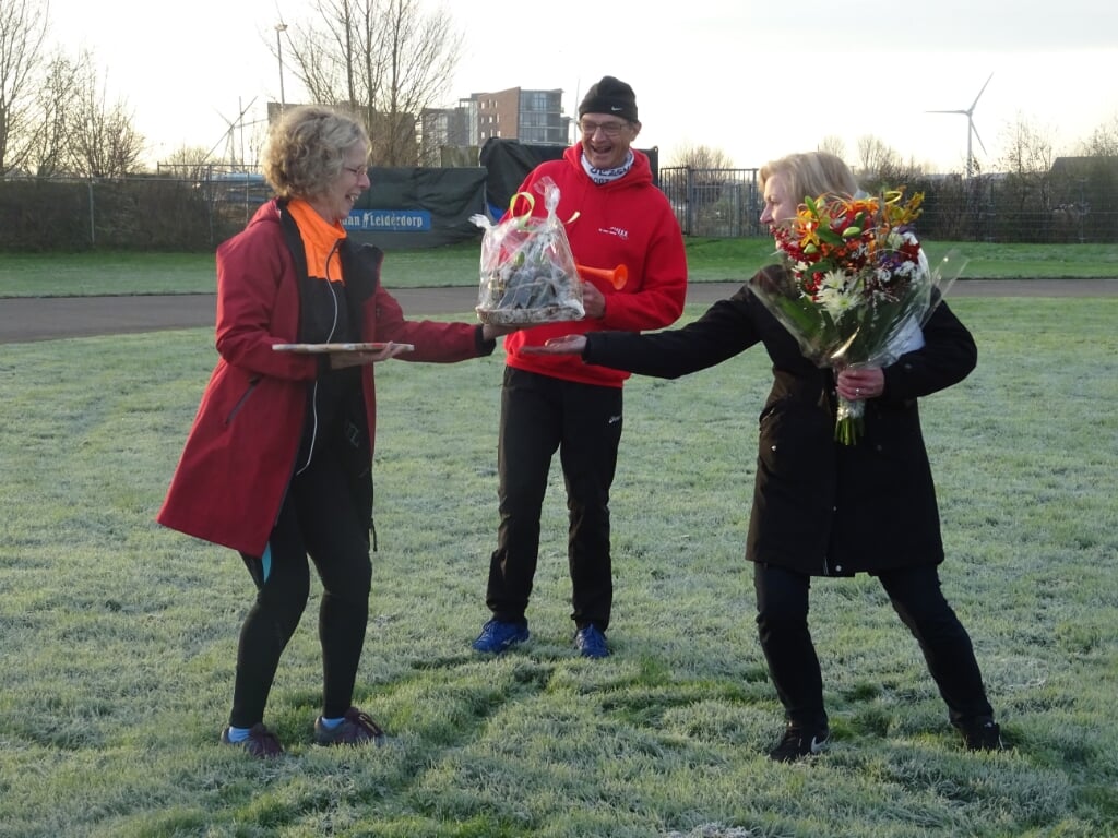 Lilian Weber (links) had lovende woorden en cadeautjes voor Henk en Wilma van Driel. | Foto: PR