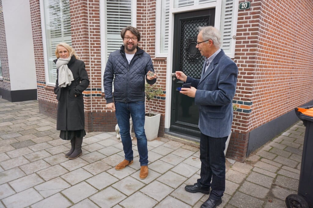 Oud Lisse-voorzitter Eric Prince met de huiseigenaren van Wagendwarsstraat 20. | Foto: pr