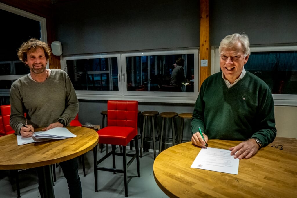Hein van Heek (links) en RCL-voorzitter Dick van der Bijl bij de contractondertekening. | Foto: J.P. Kranenburg