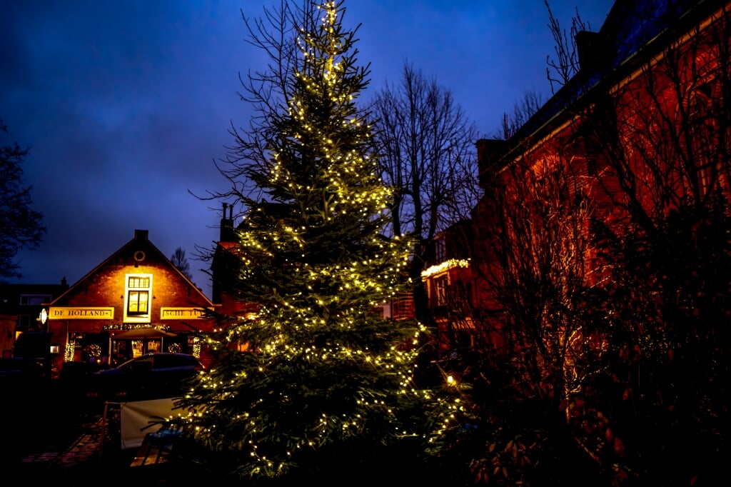 De verlichte kerstboom bij de Dorpskerk. | Foto: J.P. Kranenburg