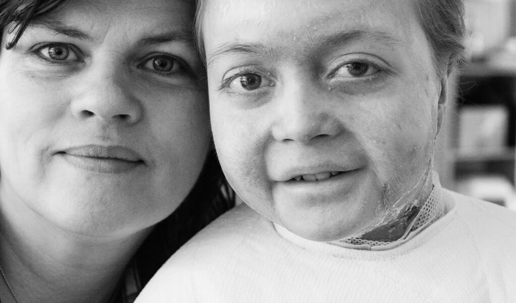 Een selfie van Liesbeth Parlevliet en haar zoon Dennis. | Foto: eigen archief