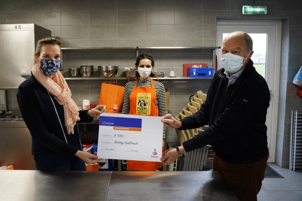 Manon Wallaart (Rabobank) overhandigt de cheque aan Arie Breure (voorzitter Stichting Kookkracht). In het midden staat Dima Abu Zeidam, directeur van de stichting. | Foto: pr.