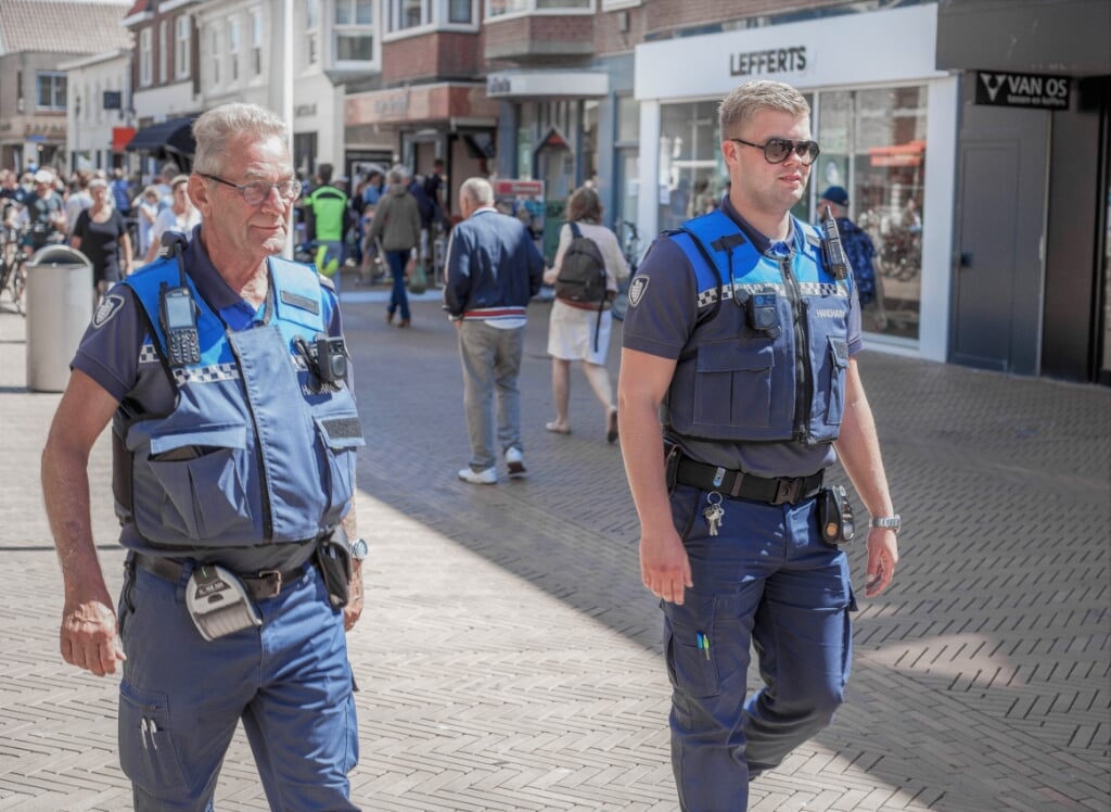 In Katwijk dragen de boa's al sinds de zomer van 2020 een bodycam. | Foto: Adrie van Duijvenvoorde 