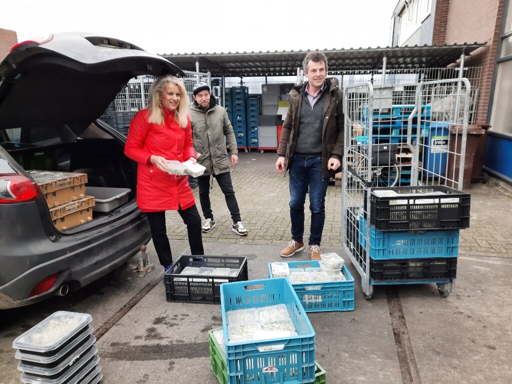 Karin Mol van de Rotary Leiderdorp, Reinier Kempenaar (links) en chefkok Martijn Koeleman van De Dyck leveren de boerenkoolmaaltijden af bij de Voedselbank Leiden e.o. | Foto: PR
