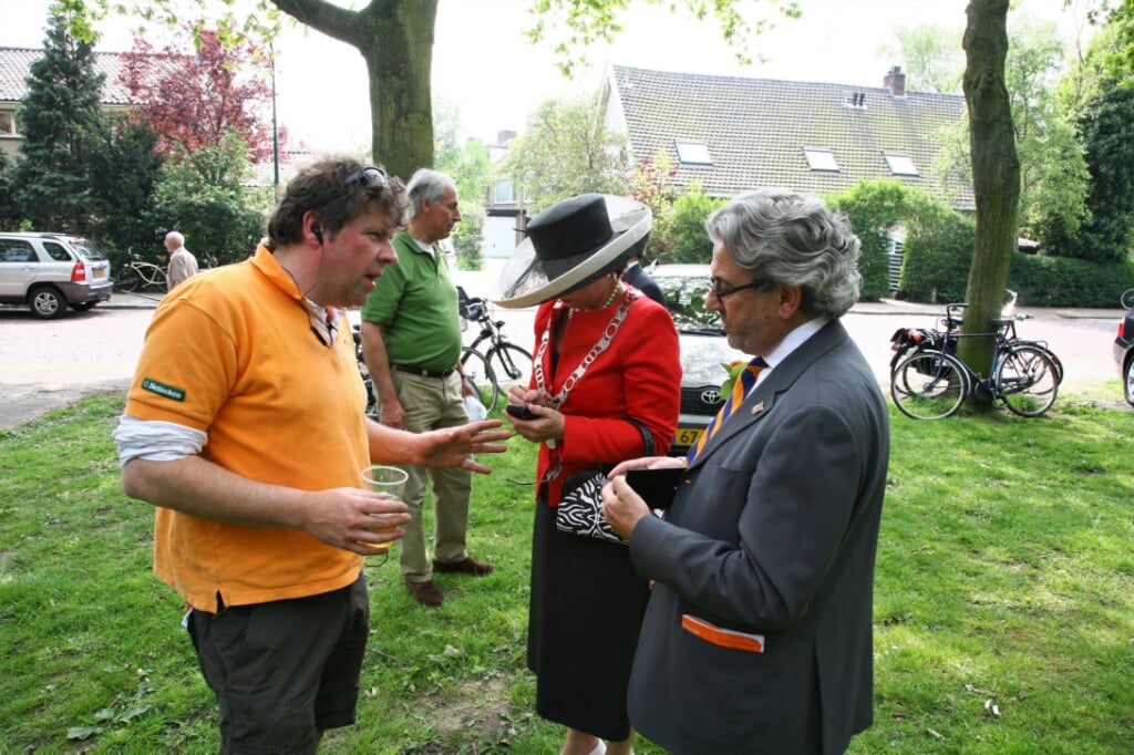 30 april 2009 crisisberaad op de Hofdijck. Vlnr Jan-Willem Anholts, burgemeester Els Timmers en Joop Verdonk. | Archieffoto Wil van Elk
