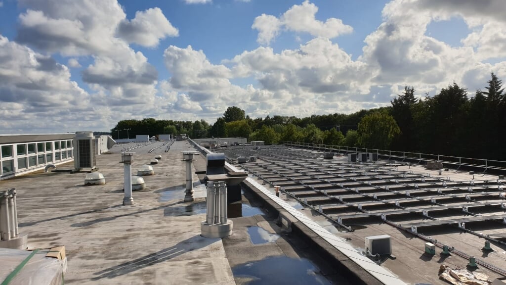 Met het in gebruik nemen van de 952 zonnepanelen op het dak van het bedrijfspand aan de Nijverheidsweg, heeft MareGroep naar eigen zeggen een volgende stap gezet in het duurzaam ondernemen. | Foto: pr.