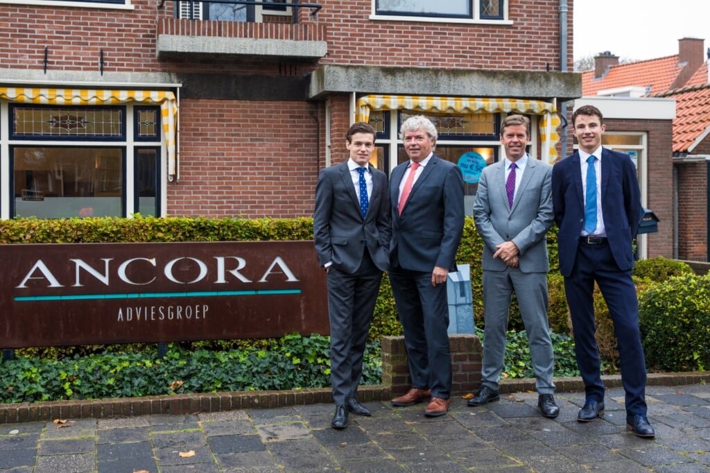 Het team van Ancora voor het Katwijkse kantoor. | Foto: Frans Nijssen