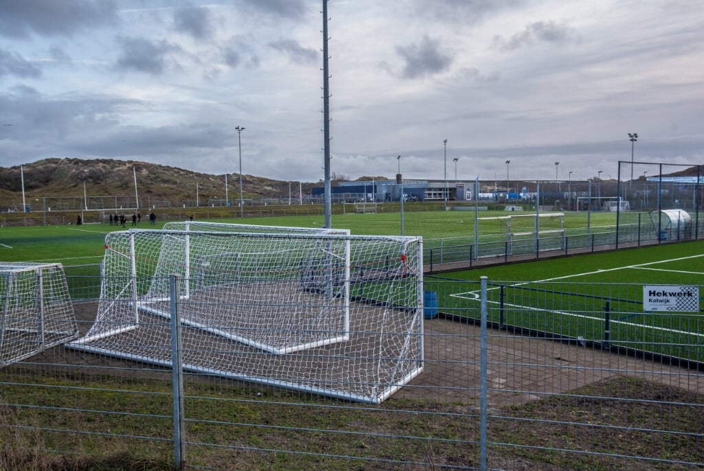 Al maandenlang liggen de voetbalvelden er ongebruikt bij. | Foto: Adrie van Duijvenvoorde