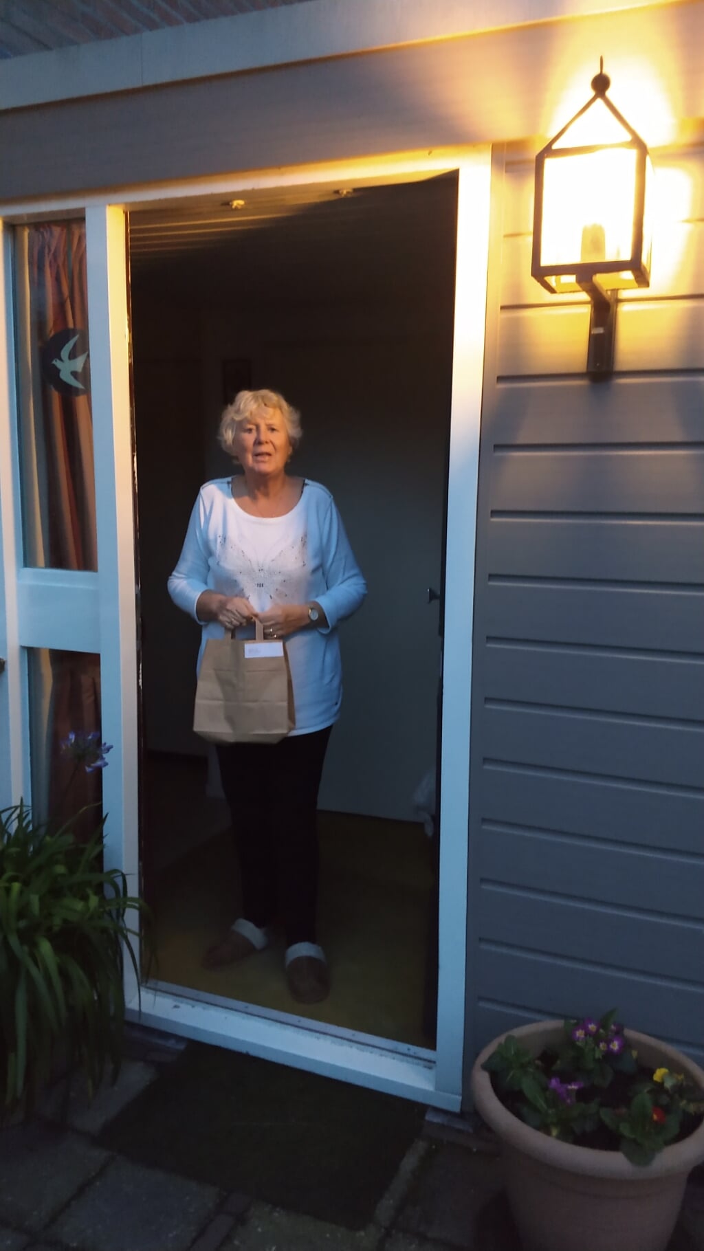 Vrijwilligster Rineke krijgt een stamppotmaaltijd thuis bezorgd. | Foto: pr.