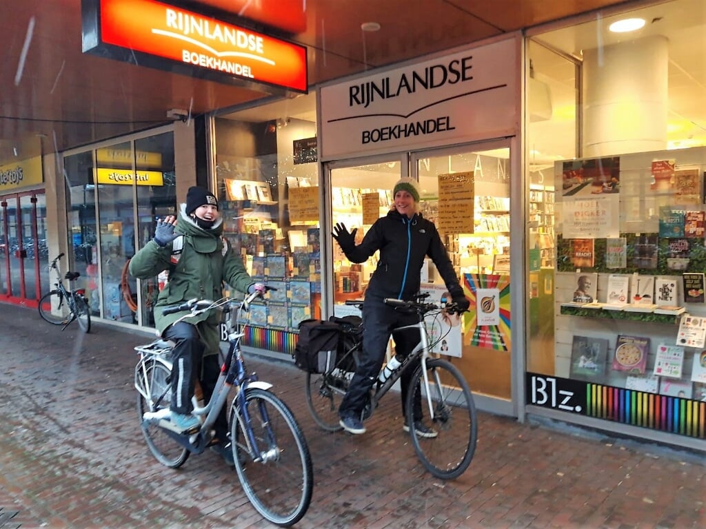Nienke en Lizzy afgelopen zaterdag bij de start van een barre fietstocht door de sneeuw om boeken in Oegstgeest en omgeving te bezorgen. Bestellen kan via telefoon, mail of website: www.rijnlandseboekhandel.nl.