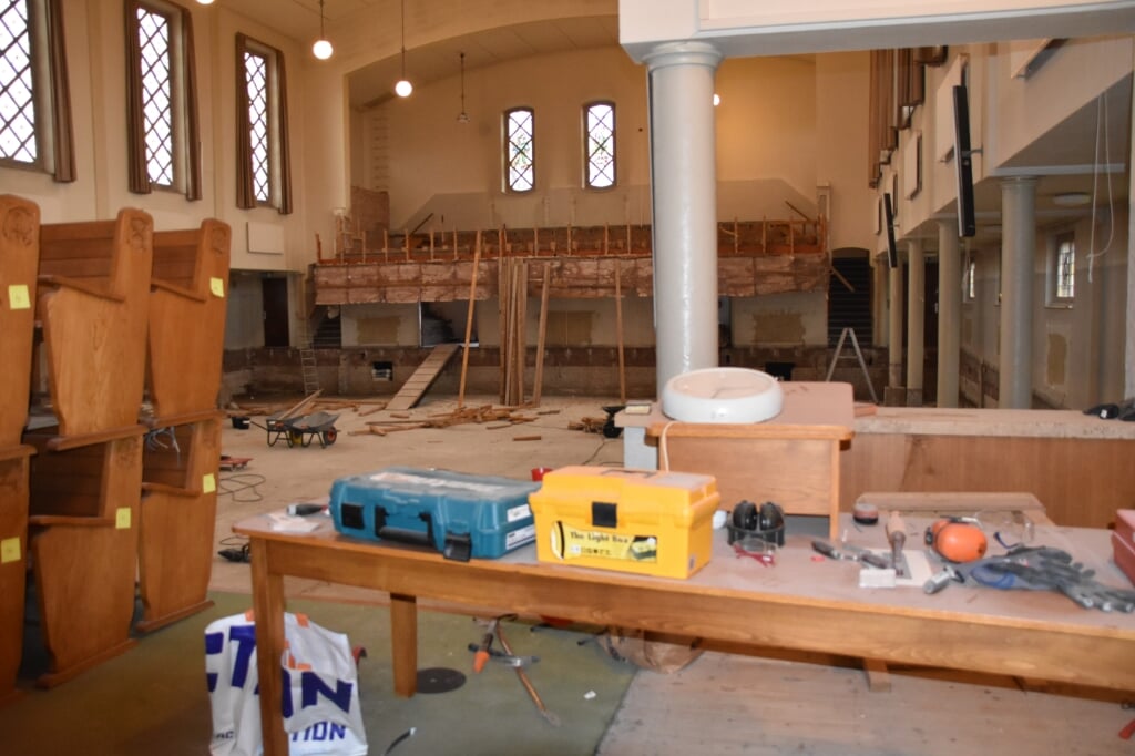 Inmiddels is de kerk leeggehaald. Het wachten is nu op de bouwvergunning van 14 appartementen. | Foto: CvdS.