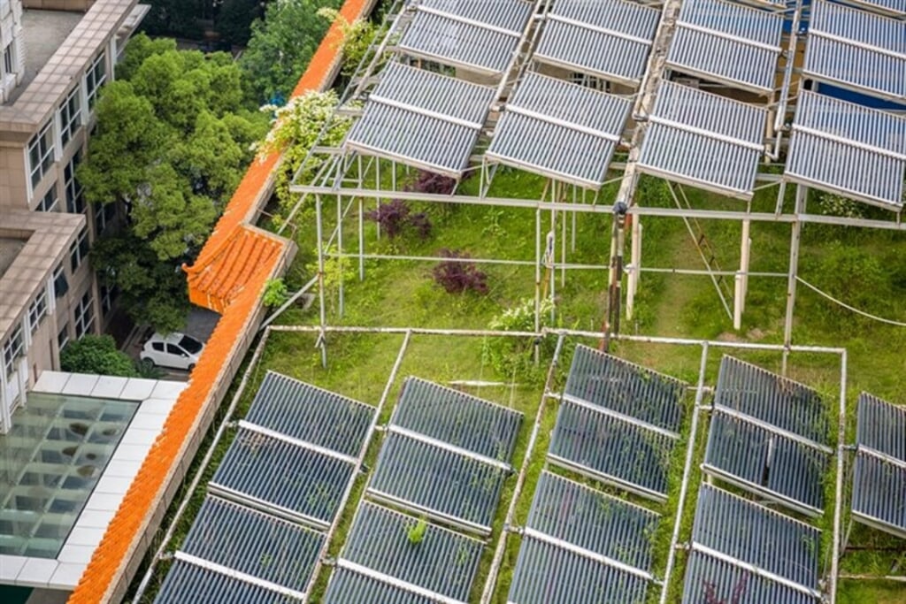 Velden met zonnecollectoren kunnen naastgelegen woonwijken van warmte voorzien. | Foto: pr