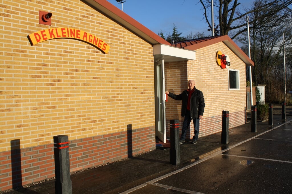 Voorzitter Cor van Steijn houdt de deur open van de grote, vernieuwde Kleine Agnes. | Foto: PdB