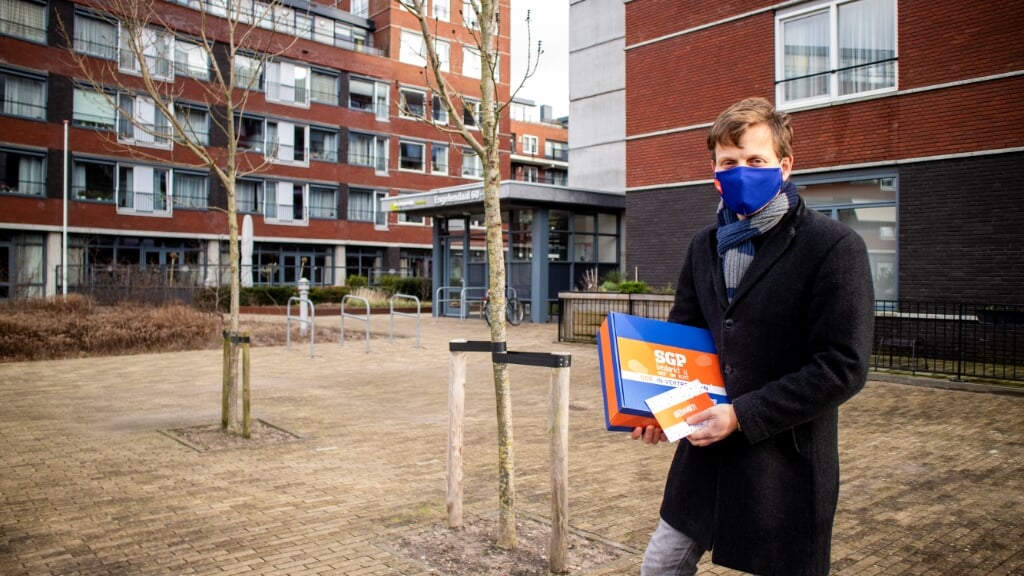 Geert Schipaanboord met een doos stroopwafels bij De Ommedijk. | Foto: PR