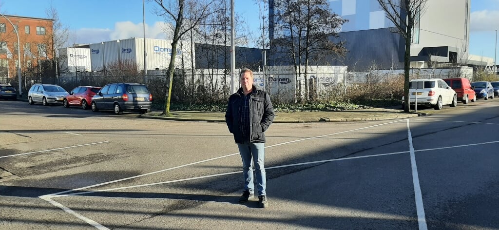 Henk Binnendijk met op de achtergrond de beoogde locatie voor nieuwbouw. | Foto: pr